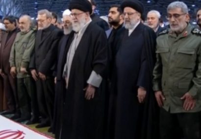 رهبر انقلاب بر پیکر مطهر شهدای مقاومت نماز اقامه کردند