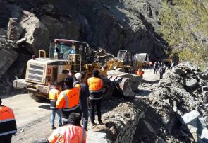 پاکسازی محل ریزش کوه در جاده چالوس