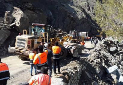 پاکسازی محل ریزش کوه در جاده چالوس