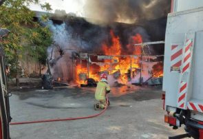 وقوع آتش سوزی انبار روغن خودرو در فردیس/ اطفای حریق یک ساعت طول کشید