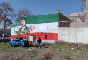 تمثال مبارک مقام معظم رهبری بر  دیوار یکی از ساختمانهای بلند خلج آباد نقش می بندد