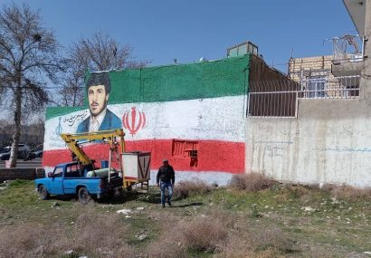 تمثال مبارک مقام معظم رهبری بر  دیوار یکی از ساختمانهای بلند خلج آباد نقش می بندد