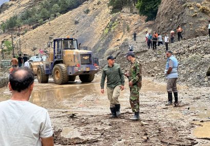 فعالیت ۱۵۰ نفر از نیروهای بسیجی و جهادی بخش آسارا برای نجات مسافران از سیلاب