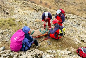 نجات طبیعت‌گرد در دره سخت‌گذرِ جاده چالوس/ هشدارهای هواشناسی را جدی بگیرید