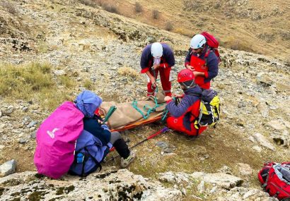 نجات طبیعت‌گرد در دره سخت‌گذرِ جاده چالوس/ هشدارهای هواشناسی را جدی بگیرید
