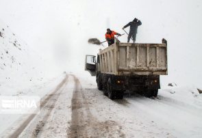 راهداران قوت قلب مسافران جاده ها / یخ زدایی در منفی ۲۱ درجه البرز